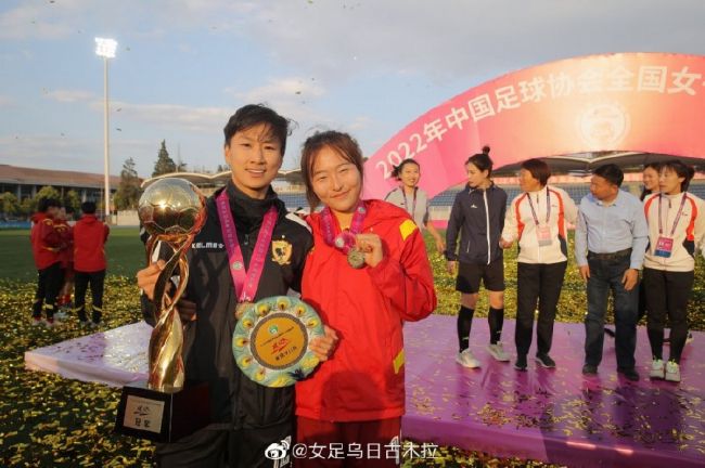 美女双腿大开被绑在床扒衣服